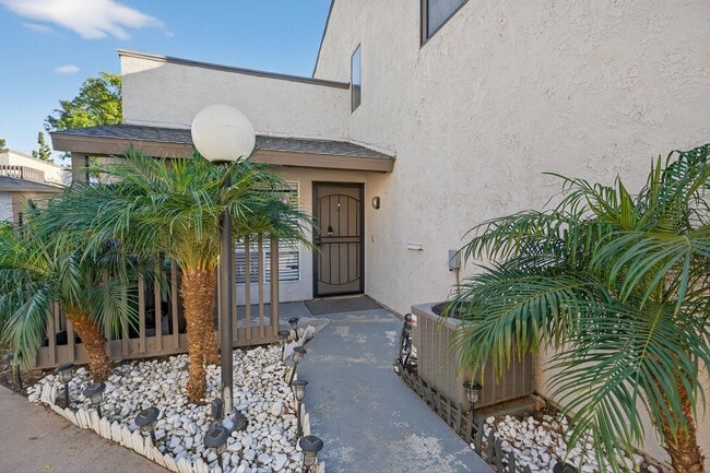 404 N Vía Roma in Anaheim, CA - Building Photo - Building Photo