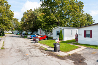 Holiday South Mobile Homes in Monroe, MI - Building Photo - Building Photo