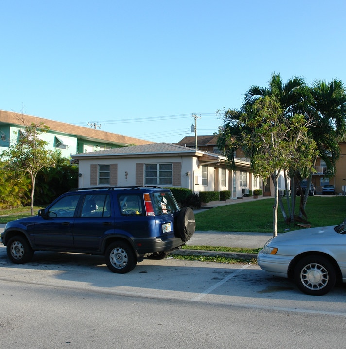 2389 NE 172nd St in North Miami Beach, FL - Foto de edificio