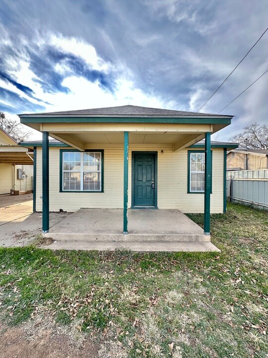 29 E 22nd St in San Angelo, TX - Building Photo