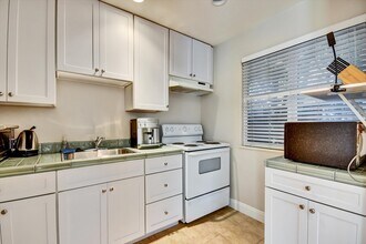 1368 Oakhurst Ave in Los Altos, CA - Building Photo - Building Photo