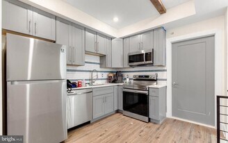 511 Gorgas Ln in Philadelphia, PA - Building Photo