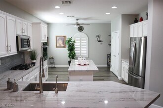 2306 Valley Cottage Ave in Henderson, NV - Foto de edificio - Building Photo