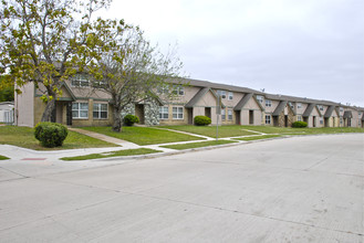 Cumberland Apartments in Garland, TX - Building Photo - Building Photo