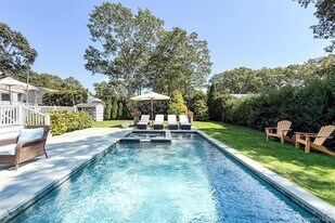 66 School St in Hampton Bays, NY - Building Photo