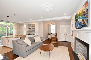 211 W Saint Paul Ave, Unit 3 in Chicago, IL - Building Photo