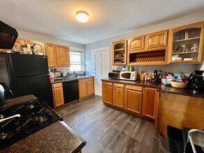 37 Sterling St, Unit 2 in Somerville, MA - Building Photo - Building Photo