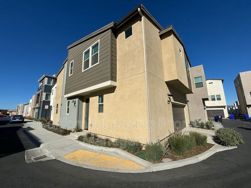 27133 White Sage Ct in Valencia, CA - Building Photo