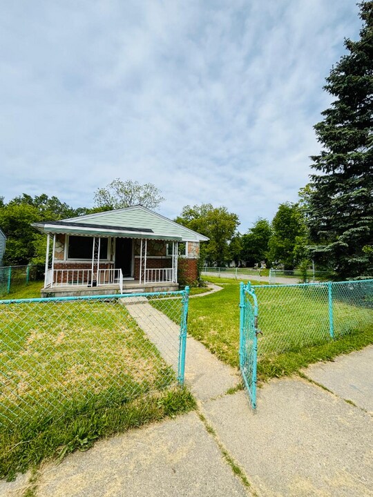530 Bloomfield Ave in Pontiac, MI - Foto de edificio