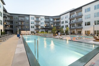 Diamond Flats in Carrollton, TX - Foto de edificio - Building Photo
