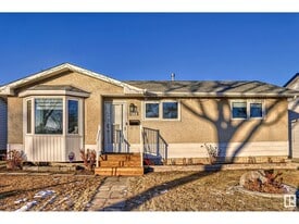 6124-6137 137 Ave NW in Edmonton, AB - Building Photo