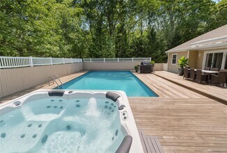 60 Quogue Riverhead Rd in Quogue, NY - Building Photo - Building Photo