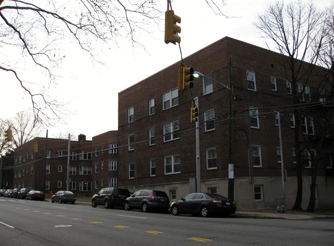 The Russell House South in Great Neck, NY - Building Photo - Building Photo