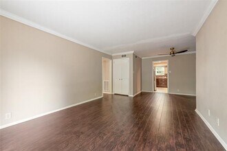 7916 Royal Ln in Dallas, TX - Foto de edificio - Building Photo