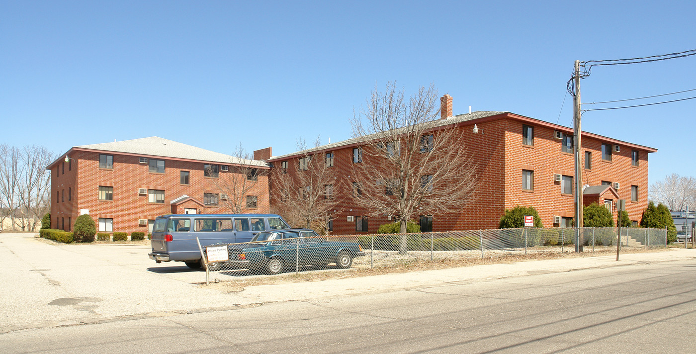 Hayward Gardens in Manchester, NH - Building Photo