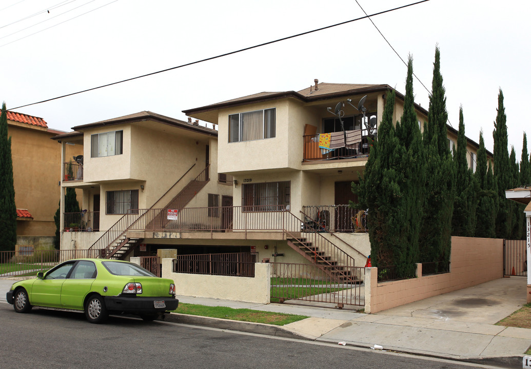 13219-13221 Doty Ave in Hawthorne, CA - Building Photo