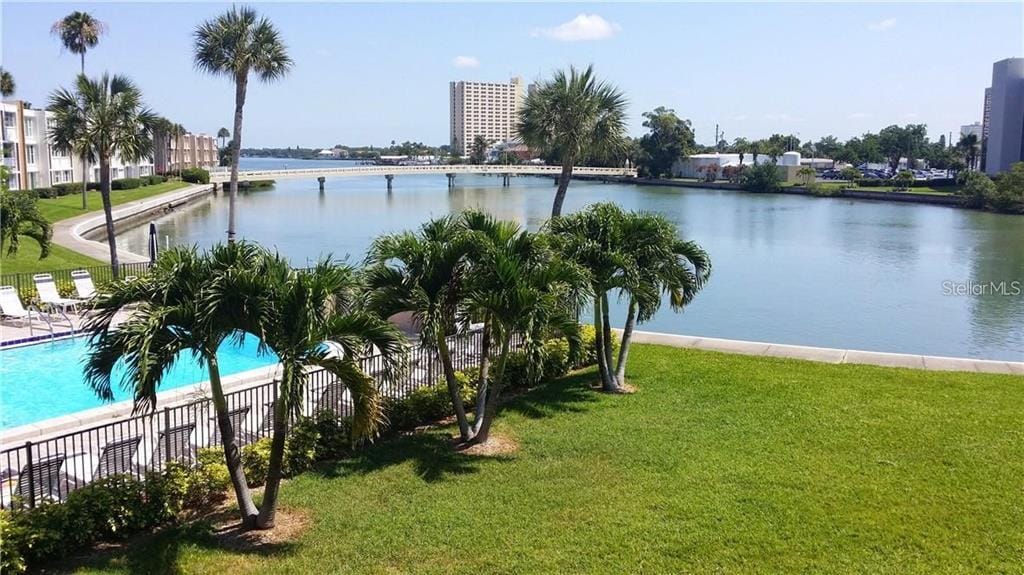 7425 Bay Island Dr S in South Pasadena, FL - Building Photo