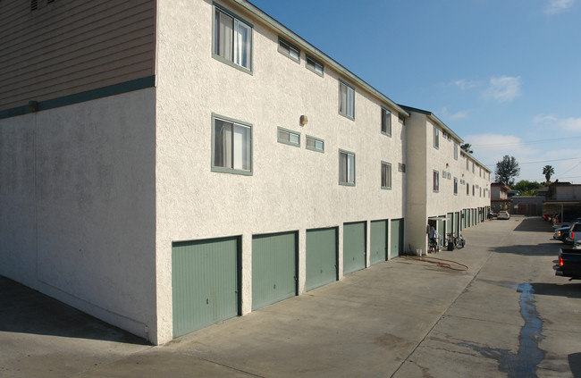 Mesa Breeze Apartments in Costa Mesa, CA - Foto de edificio - Building Photo