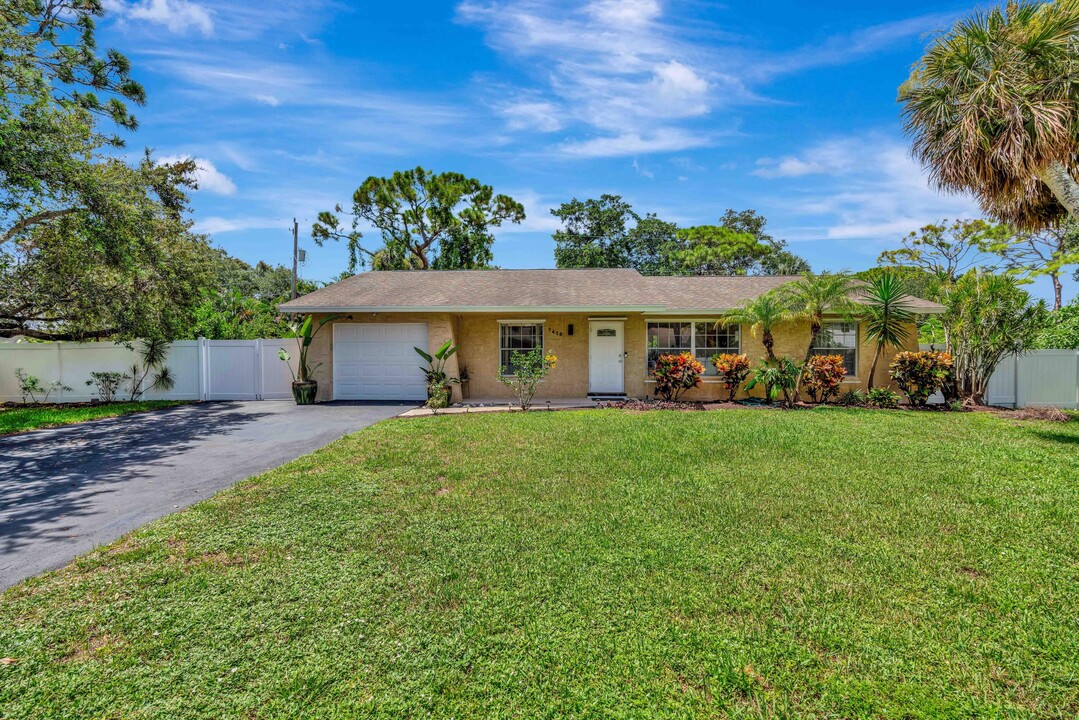 2420 Snug Harbor Dr in Palm Beach Gardens, FL - Building Photo