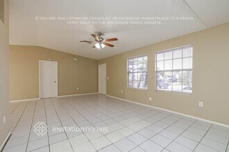 8012 Cypress Dr N in Ft. Myers, FL - Foto de edificio - Building Photo