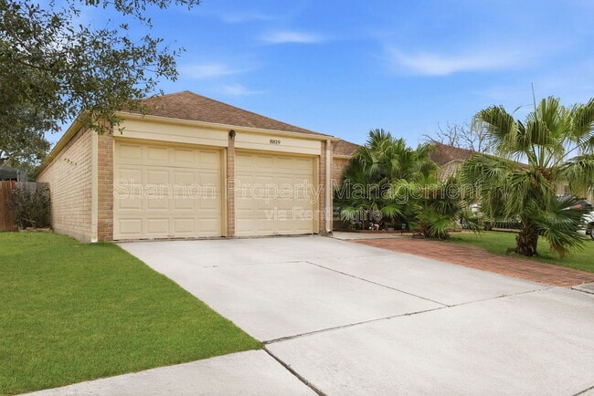 8819 Kindlewood Dr in Houston, TX - Foto de edificio - Building Photo