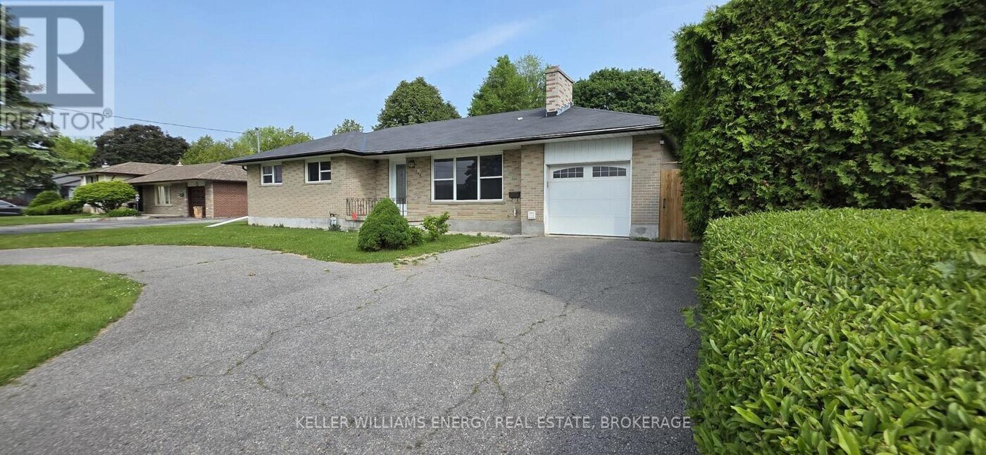 316 Rossland Rd W in Oshawa, ON - Building Photo