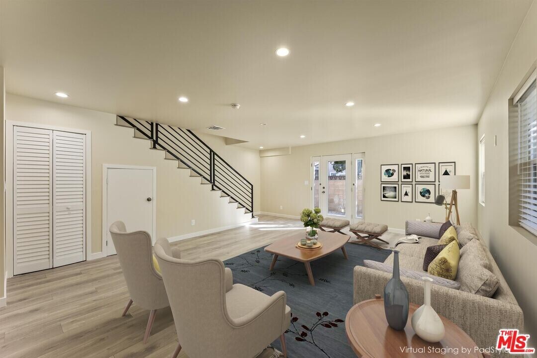 5741 Simpson Ave in Los Angeles, CA - Building Photo