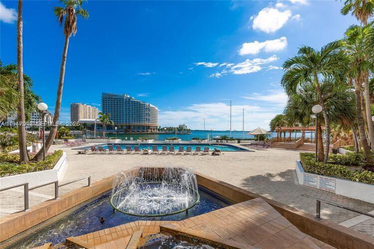 801 Brickell Bay Dr in Miami, FL - Building Photo