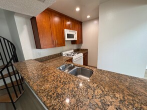 10911 Rochester Ave in Los Angeles, CA - Building Photo - Building Photo