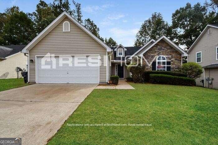 111 Meadow Ct in Fairburn, GA - Building Photo