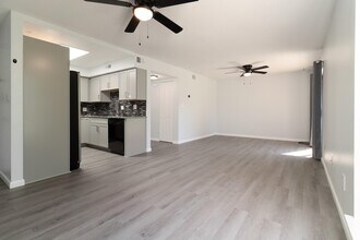 308 Miracle Strip Pkwy in Fort Walton Beach, FL - Foto de edificio - Building Photo