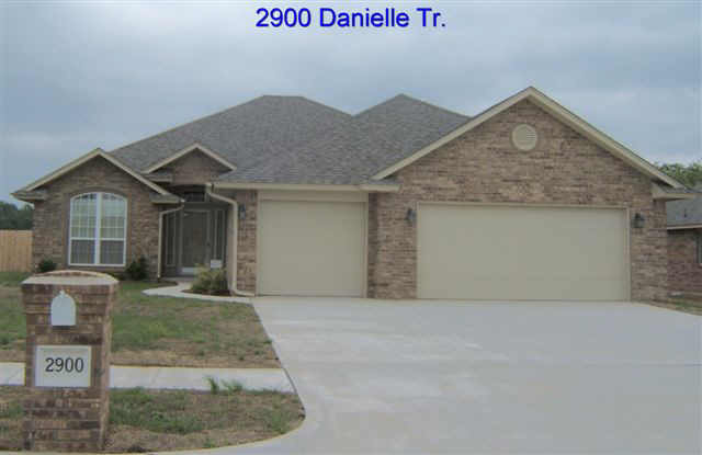 2900 Danielle Terrace in Moore, OK - Building Photo
