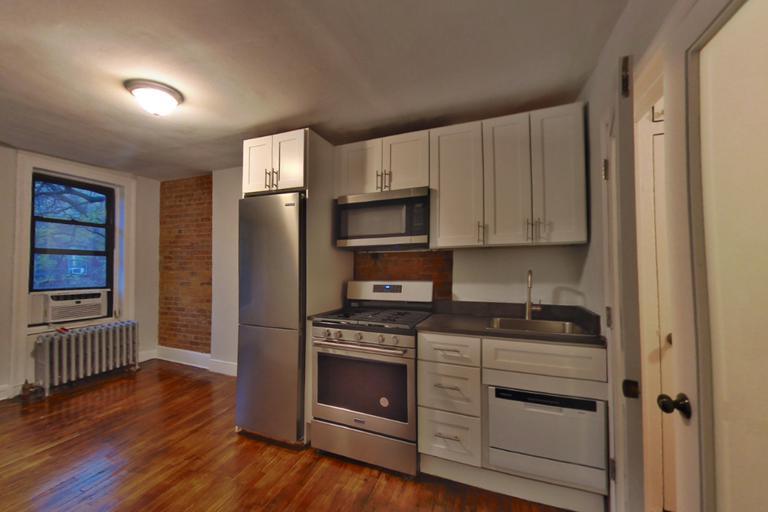 410 E 13th St in New York, NY - Building Photo