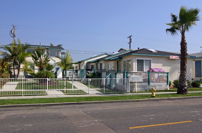 6 Apartments in Oceanside, CA - Foto de edificio - Building Photo