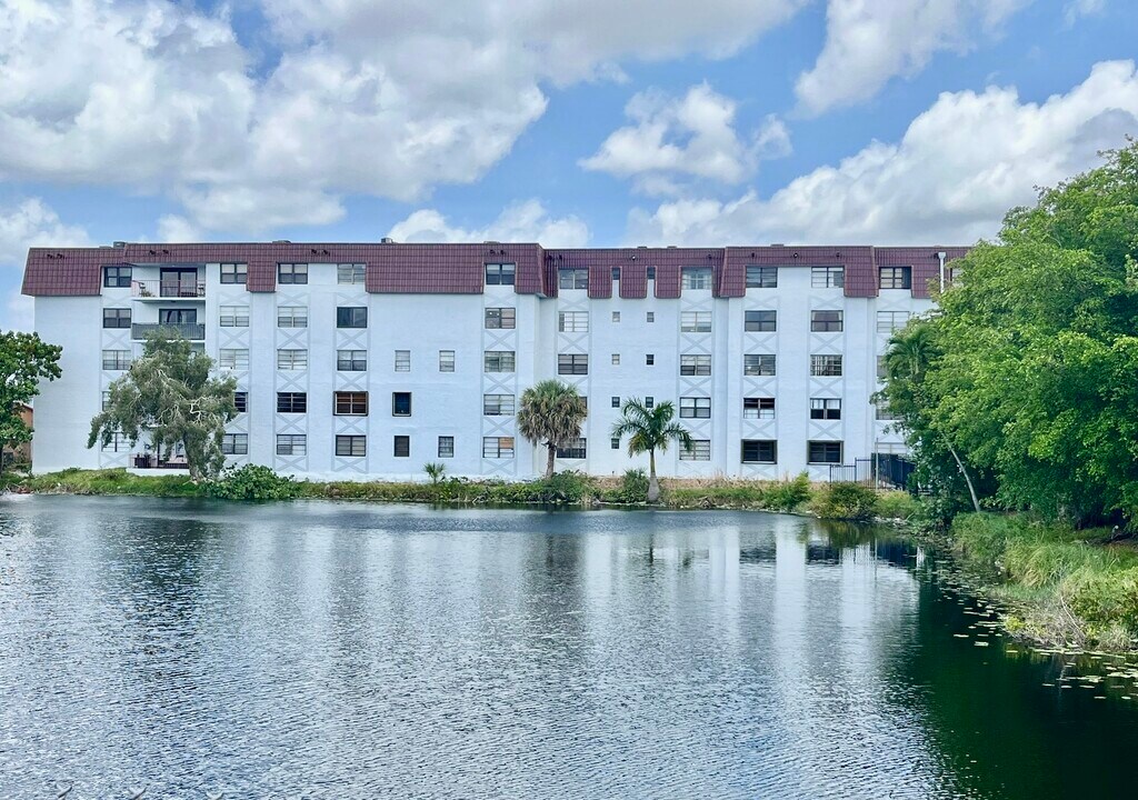 1335 W 68th St, Unit 302 in Hialeah, FL - Building Photo