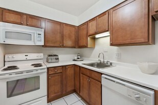 3575 N Oakland Ave, Unit 403 in Shorewood, WI - Building Photo