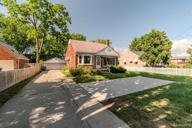 3914 W 13 Mile Rd, Unit B in Royal Oak, MI - Building Photo - Building Photo