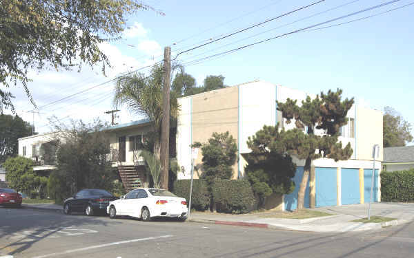 105 E Louise St in Long Beach, CA - Foto de edificio