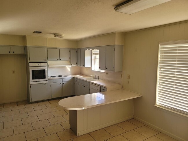 6084 W Roundbunch Rd in Orange, TX - Building Photo - Building Photo