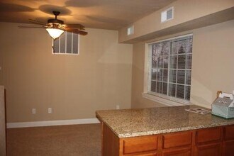 102 Grandview Ct, Unit 102 in Iowa City, IA - Building Photo - Building Photo