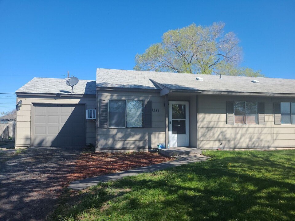 1233-1235 Pershing Rd in Moses Lake, WA - Building Photo
