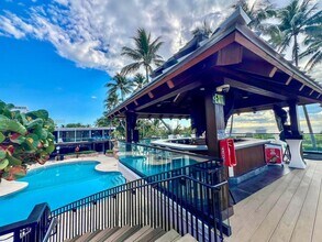 5225 Collins Ave, Unit 517 in Miami, FL - Building Photo - Building Photo