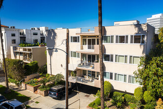 11635 Mayfield Ave in Los Angeles, CA - Building Photo - Building Photo