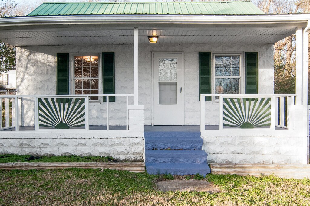 2103 Hwy 47 in Dickson, TN - Building Photo