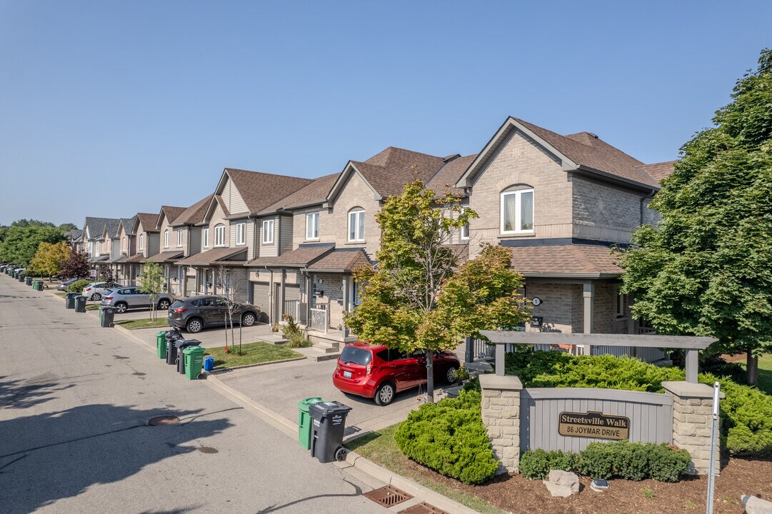 90 Joymar Dr in Mississauga, ON - Building Photo