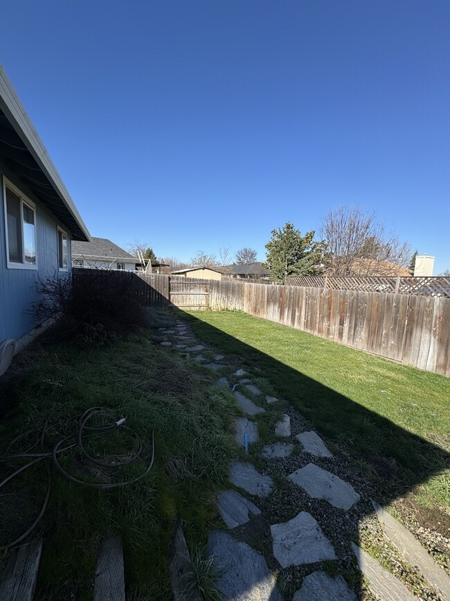 935 Fairfield Cir in Central Point, OR - Building Photo - Building Photo