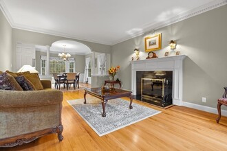 12 Page Rd in Bedford, MA - Foto de edificio - Building Photo