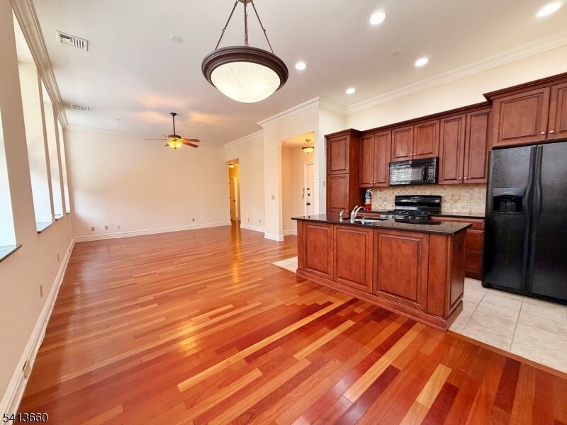 33 Forest Ave in Hawthorne, NJ - Building Photo