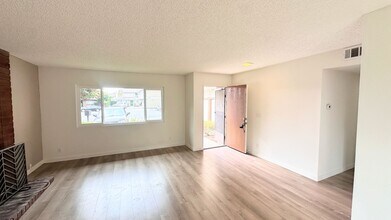 120 Lisa Ln in Costa Mesa, CA - Building Photo - Building Photo