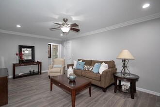 314 Imperial Way in Bayport, NY - Foto de edificio - Building Photo